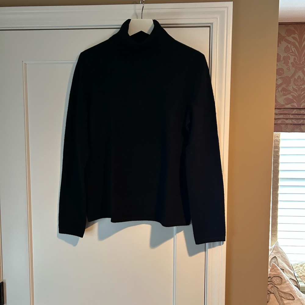 Black Cashmere Turtleneck Sweater, size Large, Perfect Cond,Smoke/Pet Free Home